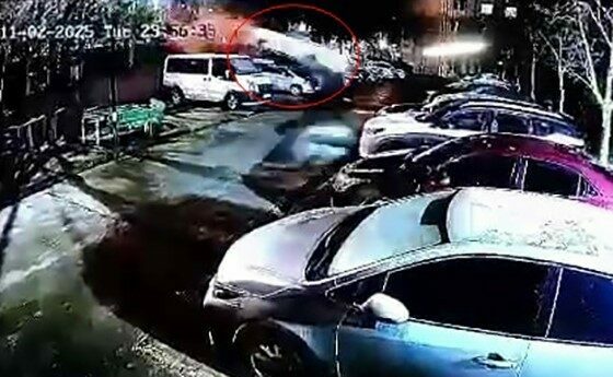 Akıl almaz kaza! Park halindeki araçların üzerinden uçtu