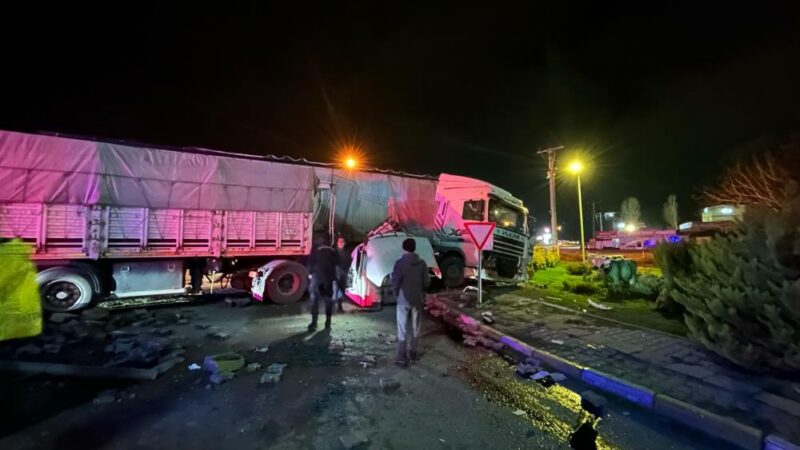 Bursa’da kavşakta kaza Bursa'nın Karacabey ilçesinde kavşakta çarpışan TIR'ların sürücüleri yaralandı.