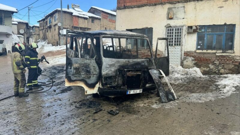 Bursa’da panik anları: Park halindeyken alev alev yandı Bursa’nın İznik ilçesinde park halindeki servis minibüsü alev alev yandı.