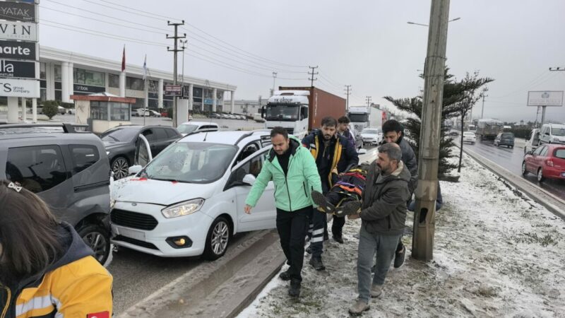 Bursa'nın İnegöl ilçesinde 3 aracın karıştığı zincirleme kazada 4 kişi