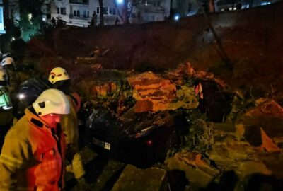 İstinat duvarı otomobillerin üzerine çöktü