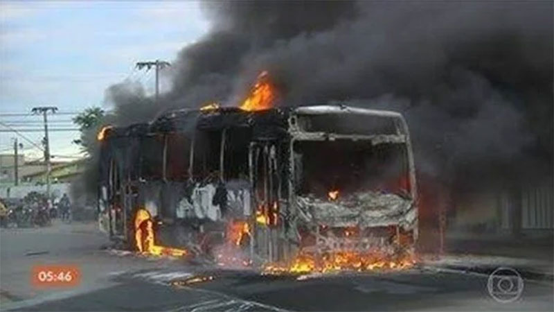 Şimdi de Brezilya’da: Caddedeki insanların üzerine uçak düştü! Şimdi de Brezilya’da: Caddedeki insanların üzerine uçak düştü!