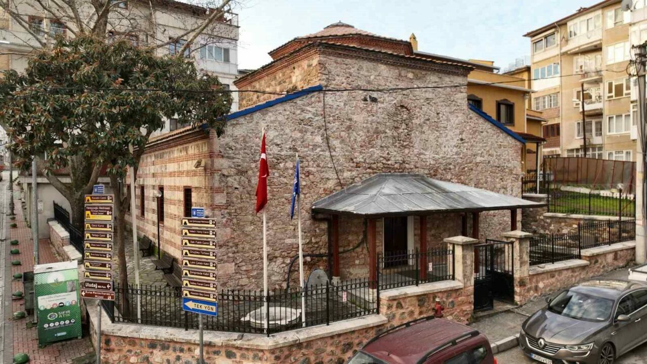 Bursa’da 700 yıllık tarihi yapı dökülmeye başladı!