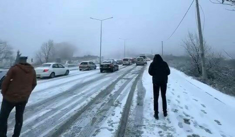 Bursa’da kar yağışı ulaşımı aksattı Bursa’da kar yağışı ulaşımı aksattı