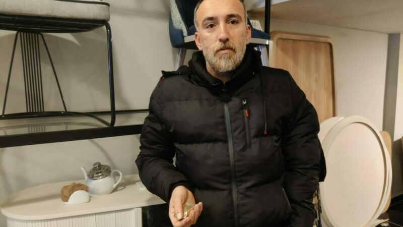 Bursa'nın İnegöl ilçesinde bir kişi, yürürken bulduğu altın dolu keseyi