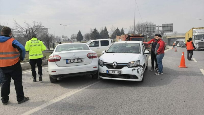 Bursa'nın İnegöl ilçesinde, iki otomobilin çarpıştığı kazada, sürücüler yaralandı.