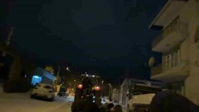 Bursa’da böyle eğlence görülmedi! Karın tadını bakın nasıl çıkardılar Bursa’nın Yenişehir ilçesinde bir grup genç, traktörün arkasına bağladıkları araç