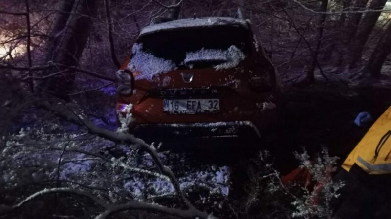 Bursa'nın Mustafakemalpaşa ilçesinde kar nedeniyle kayganlaşan yolda sürücüsünün kontrolünden çıkan
