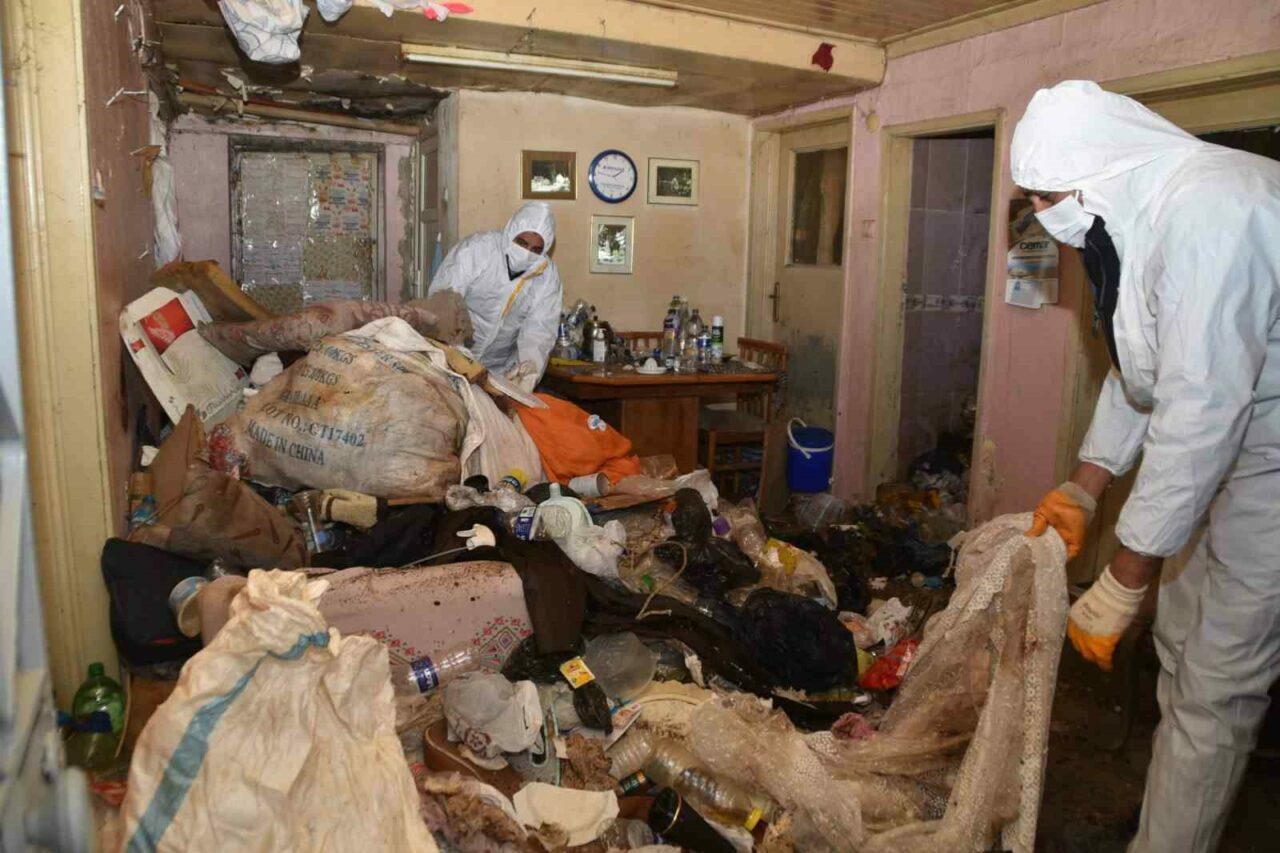 Bursa’da çöp ev temizlendi! Mahalle nefes aldı