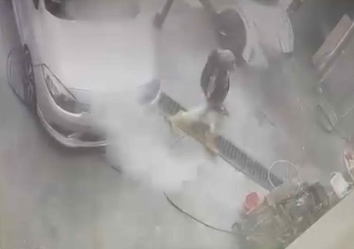 Bursa’da eğlenceli anlar: Hortumu elinden kaçırdı, araç yerine kendini yıkadı