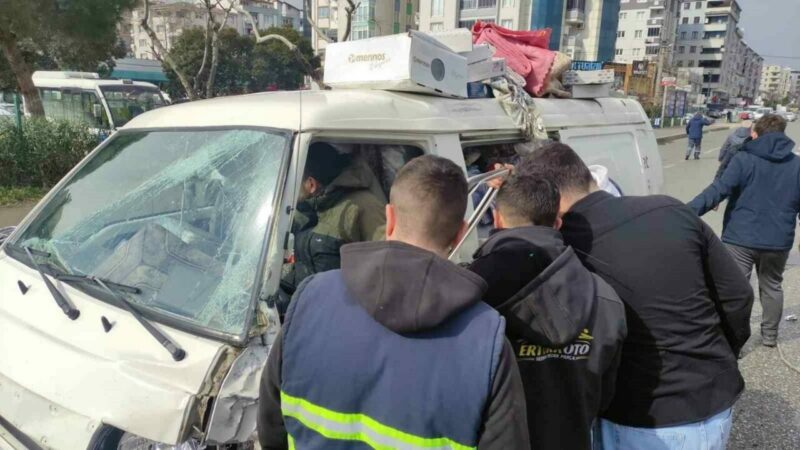 Bursa’da feci kaza! Minibüste can pazarı Bursa’nın Orhangazi ilçesinde meydana gelen trafik kazasında yol ortasına düşen