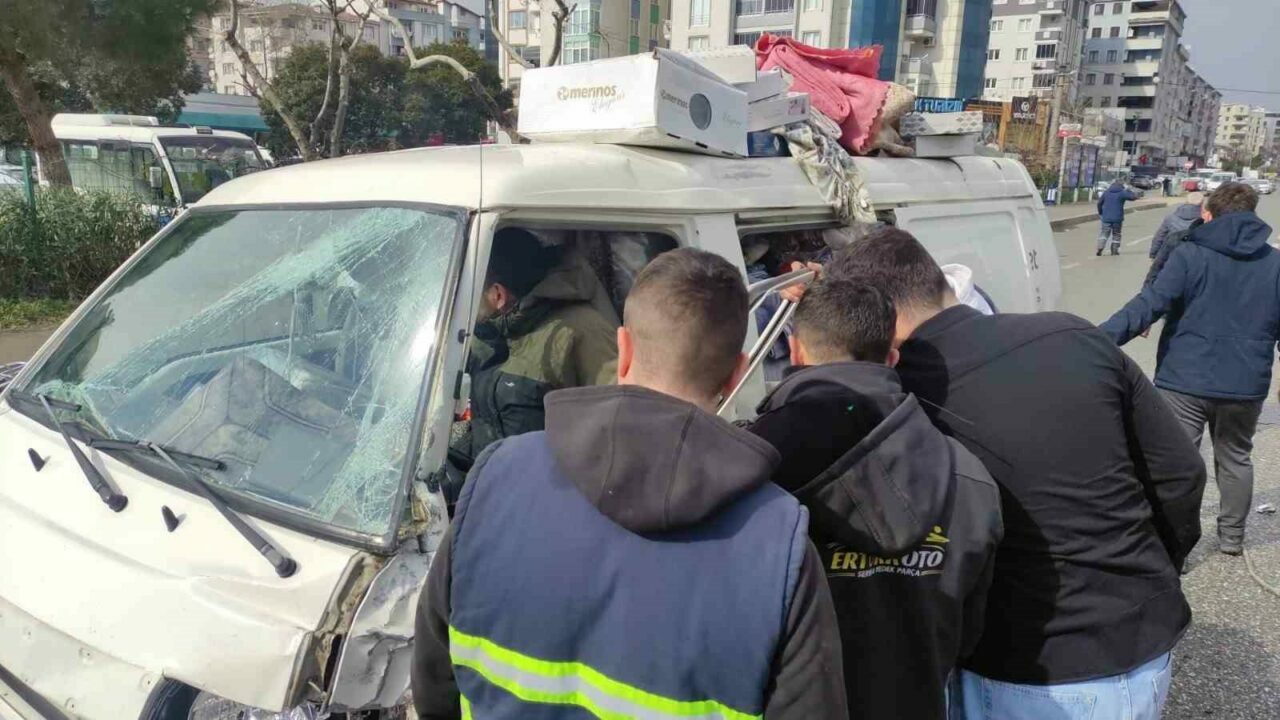 Bursa’da feci kaza! Minibüste can pazarı