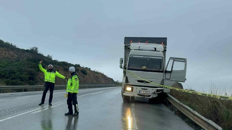 Bursa’da feci kaza Bursa’nın İznik ilçesinde kontrolden çıkan kamyon bariyerlere çarparken, uçuruma düştüğünü
