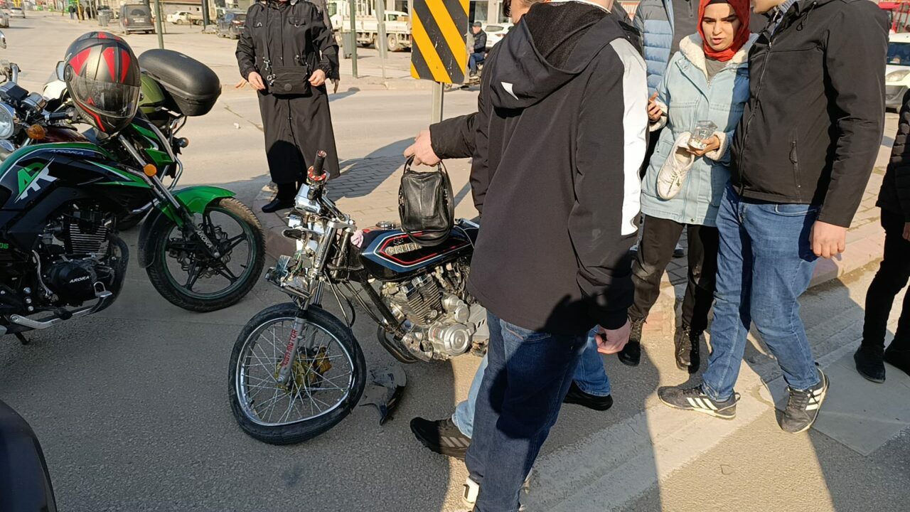 Bursa’da servis minibüsüyle motosiklet çarpıştı
