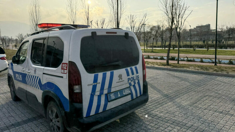 Bursa'nın Yıldırım ilçesinde, parkta iki grup arasındaki kavgayı ayırmaya çalışan