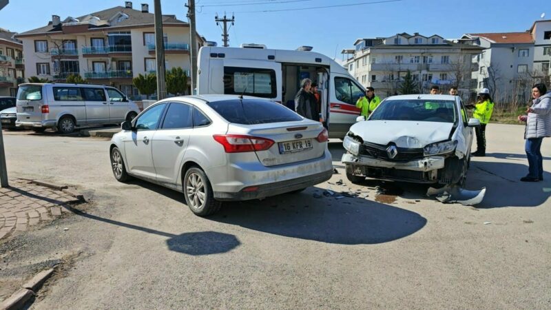 Bursa'nın İnegöl ilçesinde 2 otomobilin çarpıştığı kazada 2 kişi yaralandı.