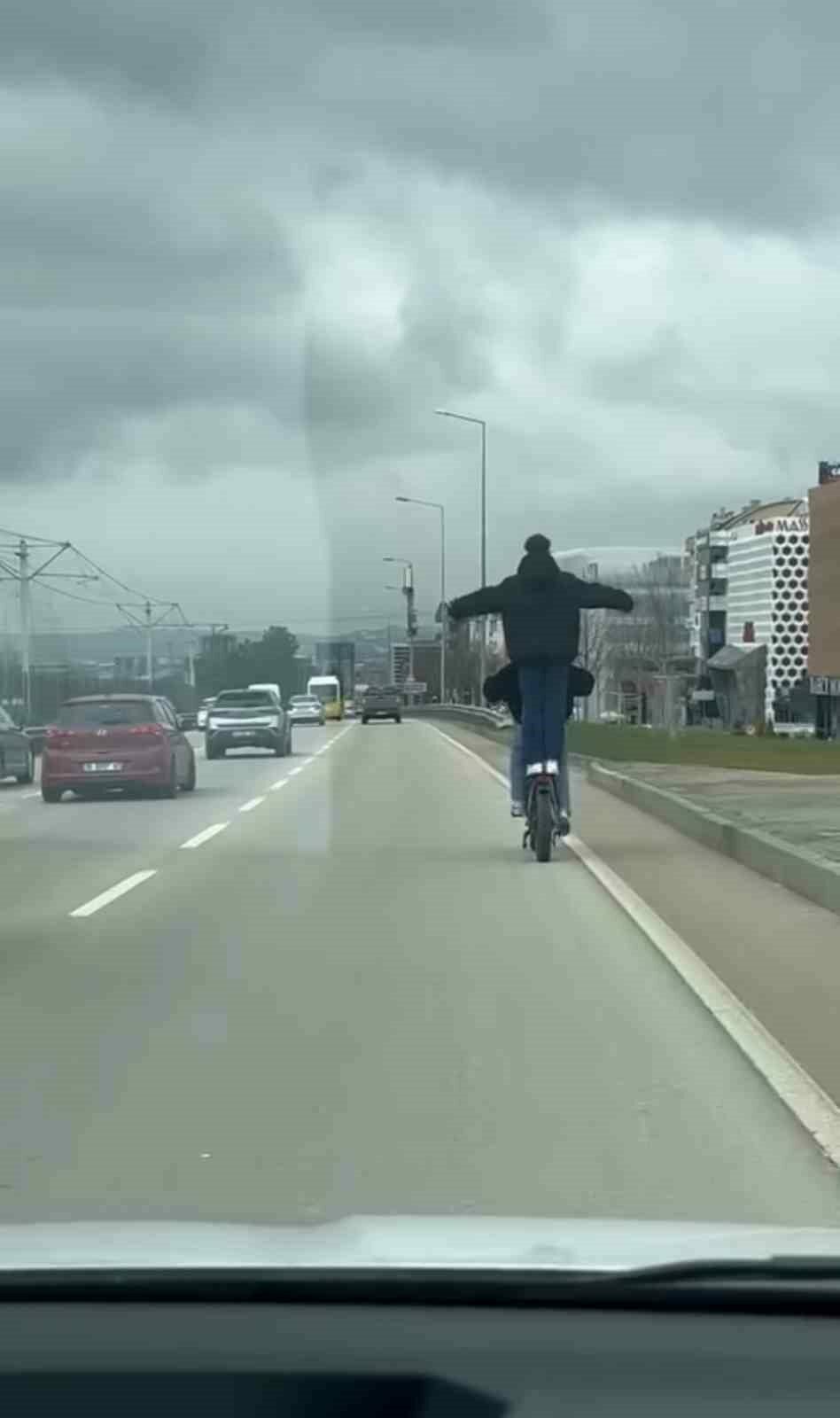 Bursa’da ilginç anlar! Seyir halinde kendisini kuş zannetti… Bursa’da ilginç anlar! Seyir halinde kendisini kuş zannetti…