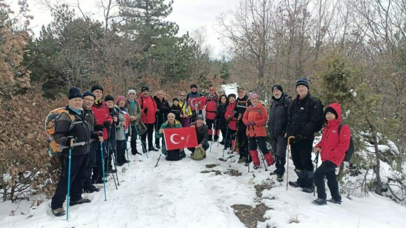 Bursa’da kara, soğuğa aldırmadan saatlerce yürüdüler! Mudanya Doğa Yürüyüş Grubu, 20 kişilik katılımcı ekibiyle doğa yürüyüşü
