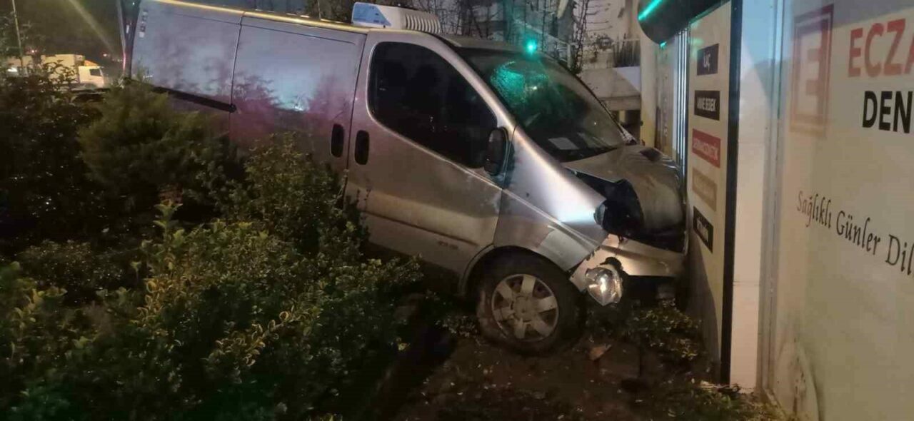 Bursa’da kaza yapan araç eczane bahçesine düştü