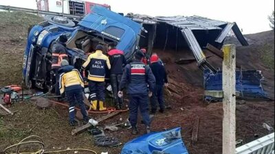 Bursa’da korkunç kaza! Tır devrildi