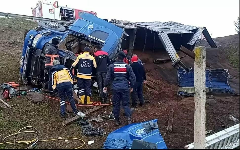 Bursa’da korkunç kaza! Tır devrildi