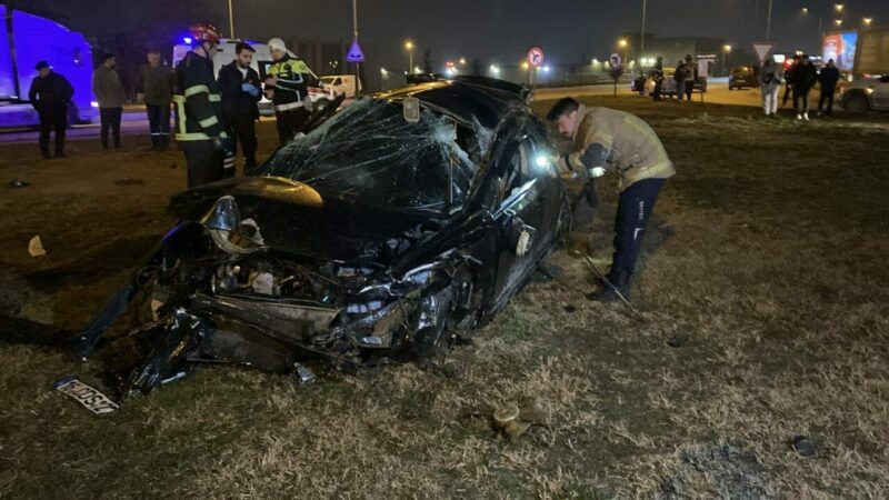 Bursa'nın İnegöl ilçesinde, 2 otomobilin çarpıştığı kazada 2 kişi yaralandı.