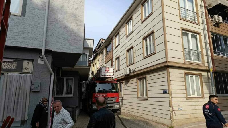 Bursa’nın İnegöl ilçesinde 3 katlı binanın çatısında yangın çıktı.