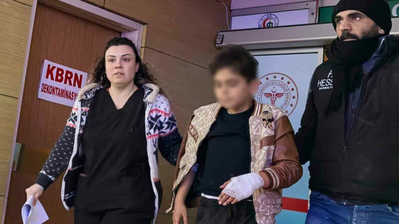 Bursa’nın İnegöl ilçesinde bir ortaokulda meydana gelen olayda duvara tırmanırken