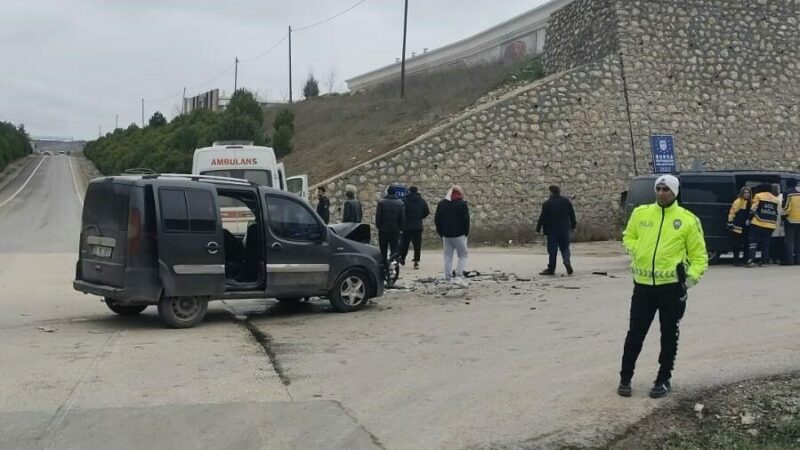 Bursa’nın İnegöl ilçesinde minibüsle hafif ticari aracın çarpıştığı kazada 3’ü