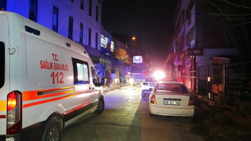 Bursa'nın İnegöl ilçesindeki bir mobilya imalathansinde çıkan yangın itfaiye ekiplerince