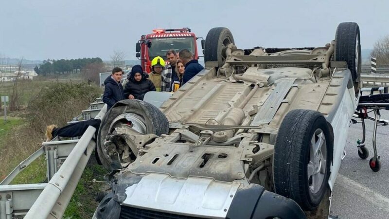 Bursa’da otomobil takla attı Bursa'nın Mustafakemalpaşa ilçesinde takla atan otomobildeki 3 kişi yaralandı.