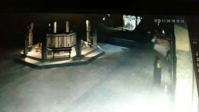 Bursa’da saniyelik kurtulma anı! Devrilen çınarın altında kalacaktı