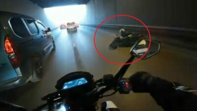 Bursa’da otomobile çarpan motosikletli böyle savruldu