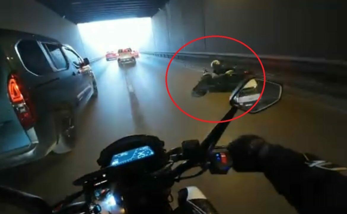 Bursa’da otomobile çarpan motosikletli böyle savruldu