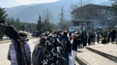 Bursa’da tepki çeken arıza! Metrelerce kuyruk oluştu