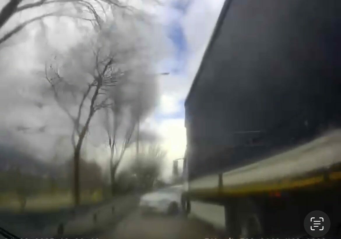 Bursa’da feci kaza! TIR’ın çarptığı otomobil böyle savruldu