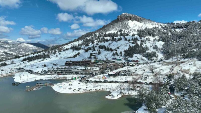 Bursa’da Uludağ’a gidemeyenlerin akın ettiği yer Bursa’da etkili olan kar yağışının ardından Uludağ’ın zirvesinde adım atacak