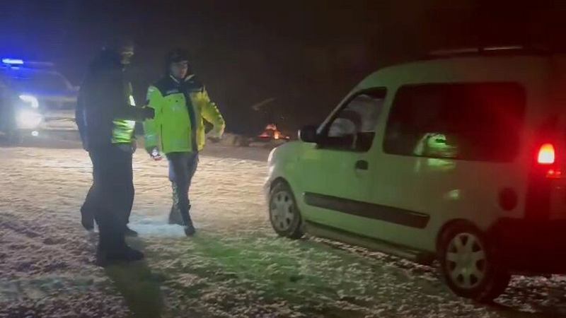 Bursa’daki o yolda yoğun kar! Araçlar yolda kaldı