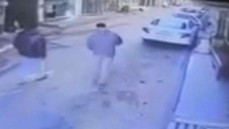 Bursa’da arkadaşıyla yürürken belindeki silaha sarılan kişi, önce arkadaşını kovaladı