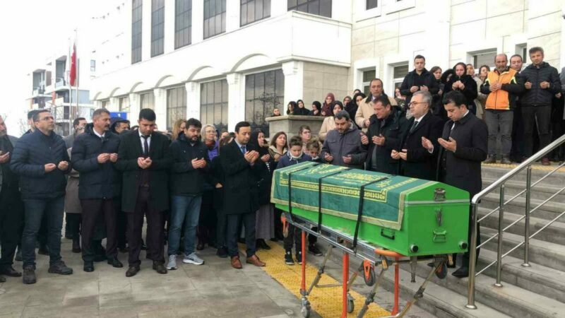 Bursa’nın bu ilçesinde sevilen avukata son görev Bursa’nın Gemlik ilçesinde vefat eden avukat için Adliye Sarayı önünde