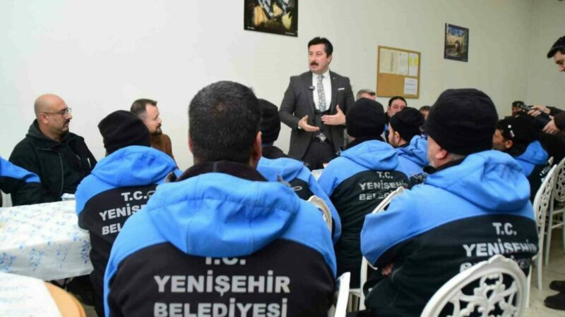 Bursa’nın o ilçesinde başkanla çalışanlar iç içe Yenişehir Belediye Başkanı Ercan Özel, Temizlik İşleri Müdürlüğü Ekiplerinin davetini