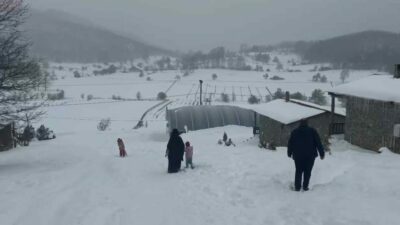 Bursa’nın o ilçesi bembeyaz! Kar kalınlığı 60 santimetre…