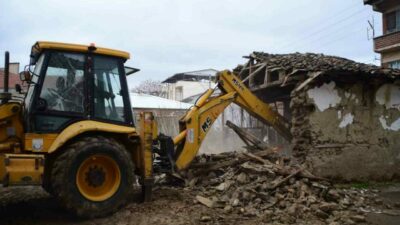 Bursa’nın o ilçesinde metruk binalar yıkılıyor