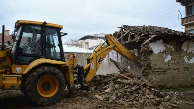 Bursa’nın o ilçesinde metruk binalar yıkılıyor Yenişehir Belediyesi, ilçenin sağlıklı ve planlı yapılaşması adına tehlike arz