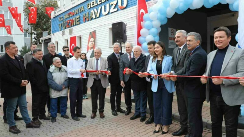 Bursa’nın yeni kapalı yüzme havuzu açıldı Mudanya Belediyesi’nin yenilediği ve dört mevsim kullanıma uygun hale getirdiği