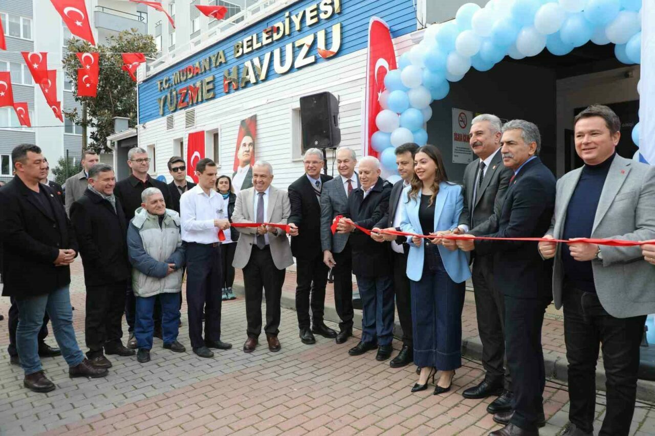 Bursa’nın yeni kapalı yüzme havuzu açıldı Bursa’nın yeni kapalı yüzme havuzu açıldı