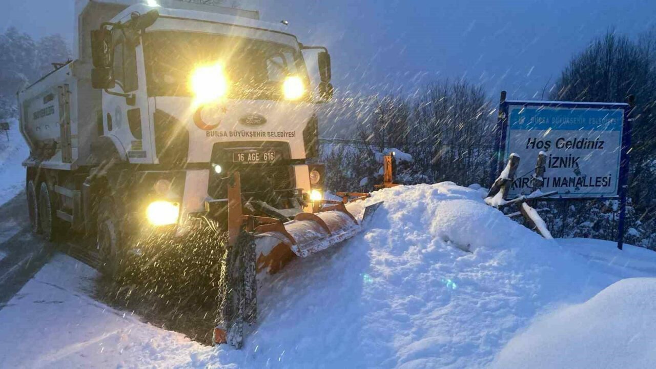 Bursa’da karla mücadelede Büyükşehir’den yoğun mesai