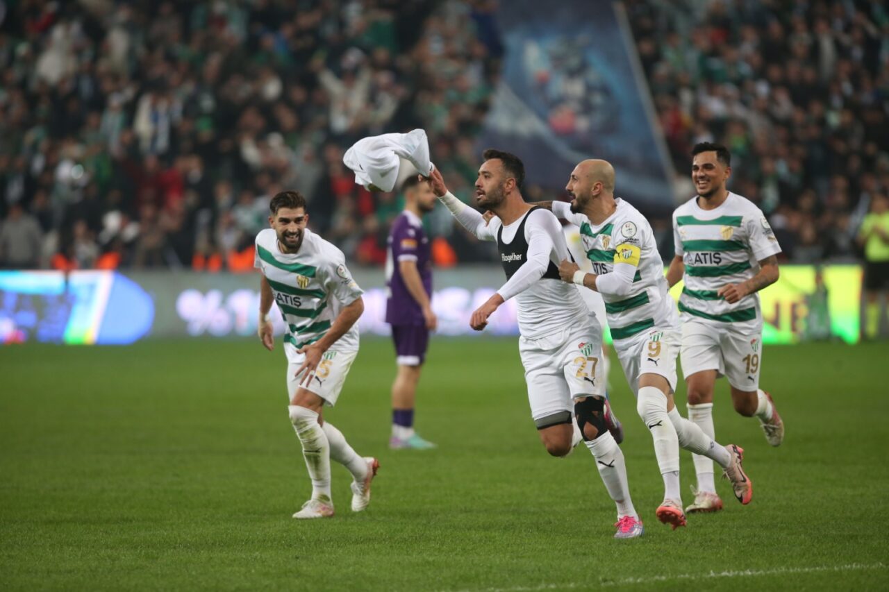 Bursaspor’un tecrübeli ismi Mehmet Yiğit’ten mesaj; ‘Bu ortamın bozulmasına izin vermeyiz’