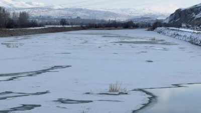 Kızılırmak nehri dondu, -18’i gördü