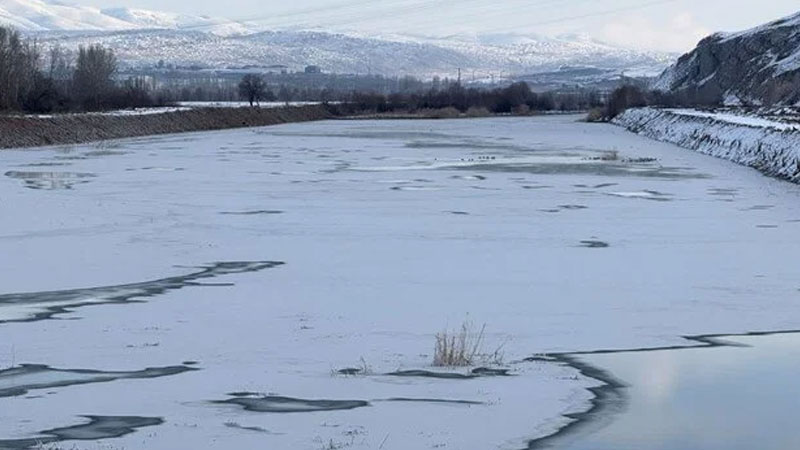 Kızılırmak nehri dondu, -18’i gördü